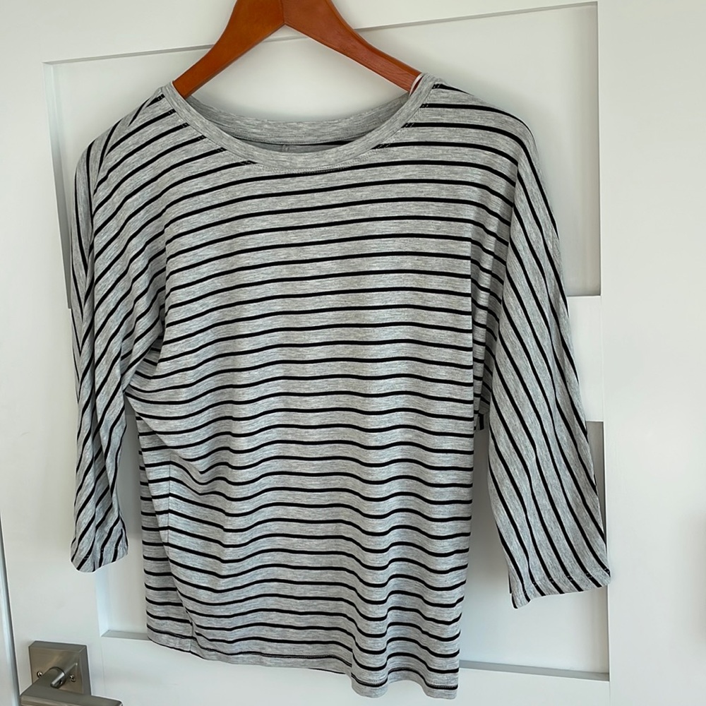 Tahari Ladies shirt size small. Black and gray 3/4 sleeve new